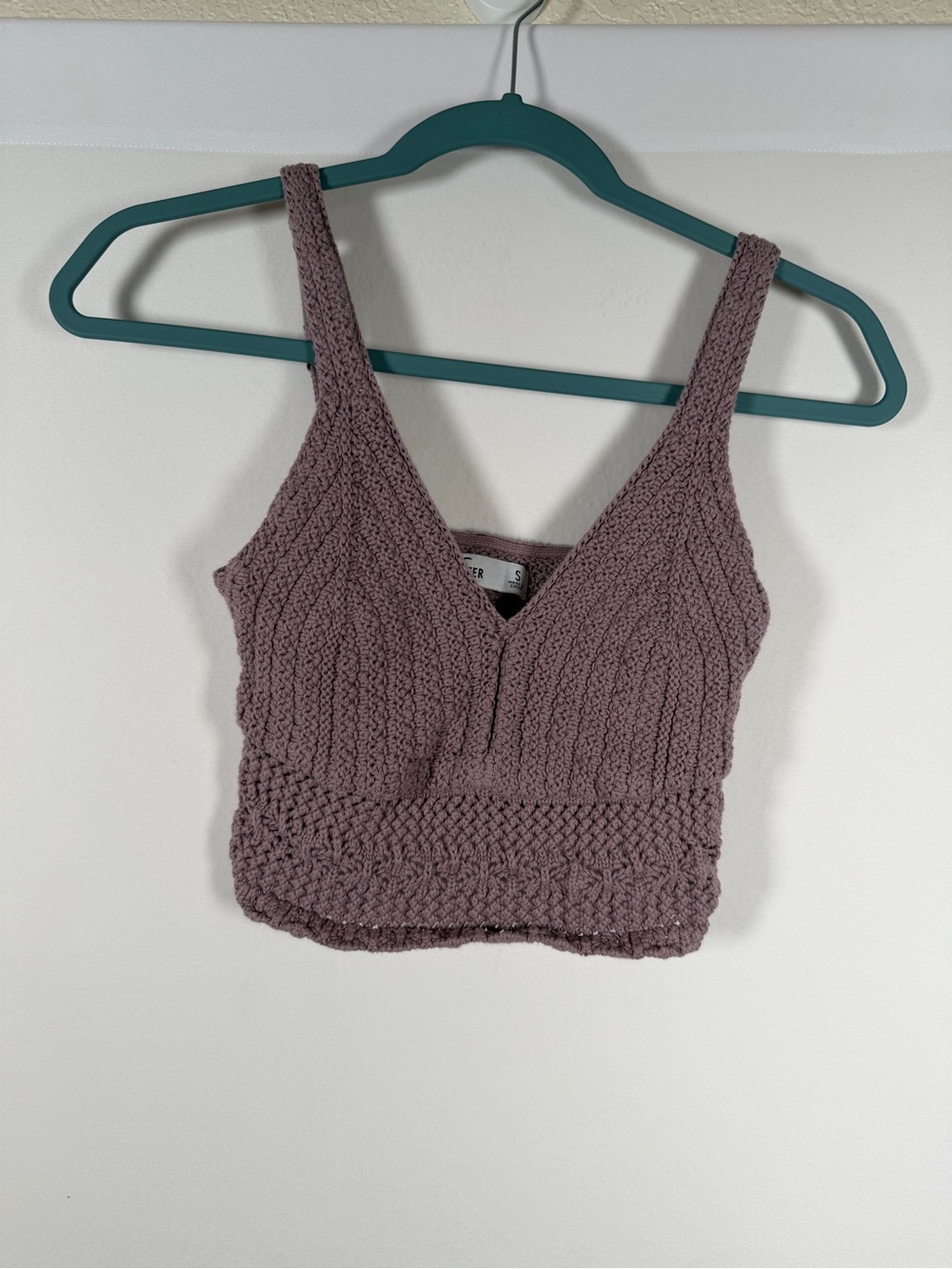Hollister Mauve Knit V-Neck Cropped Tank Beachy, Coastal, Layering